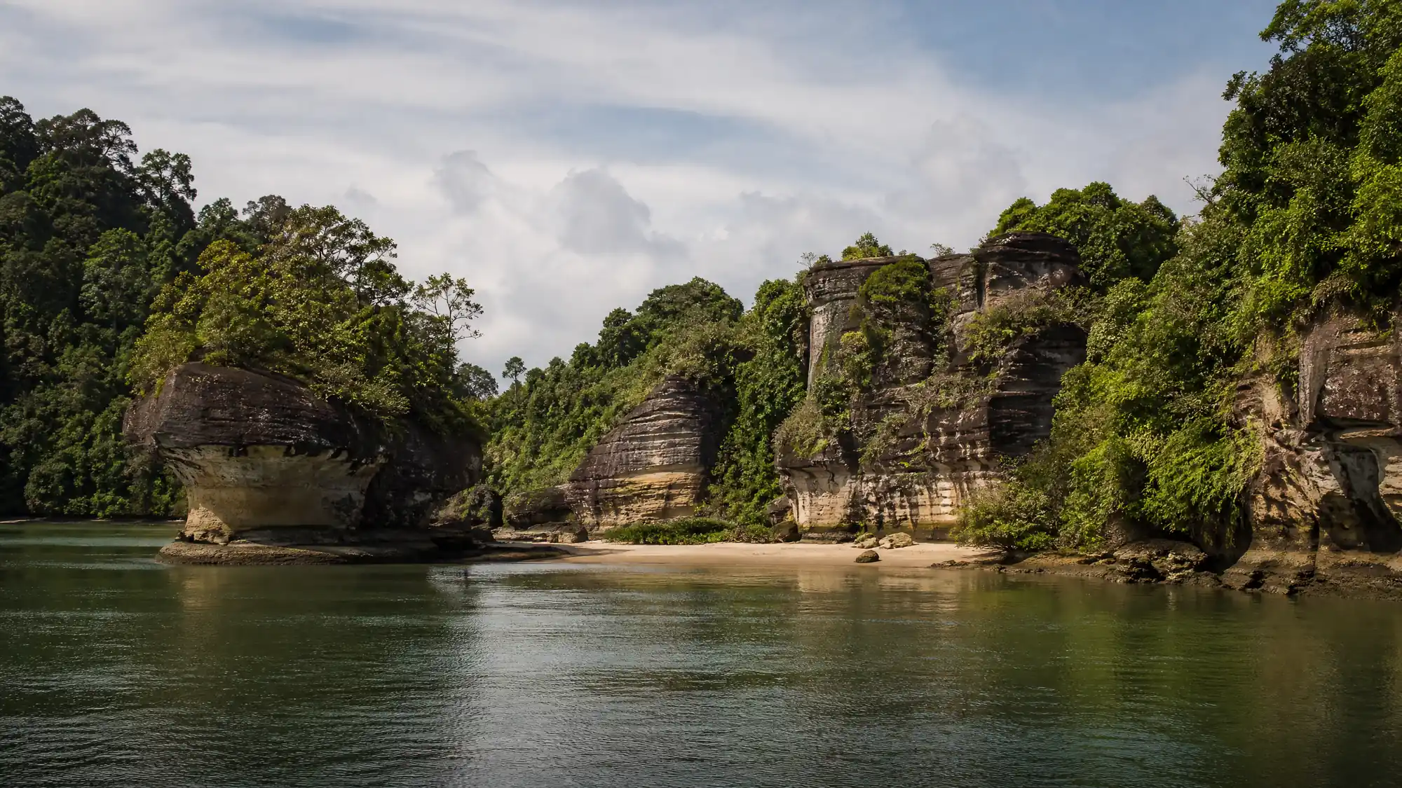 Der älteste Nationalpark Sarawaks beherbergt sieben verschiedene Regenwald-Ökosysteme. Entdecken Sie Nasenaffen und wandern Sie auf Küstenwegen, nur 37 Kilometer von Kuching entfernt.